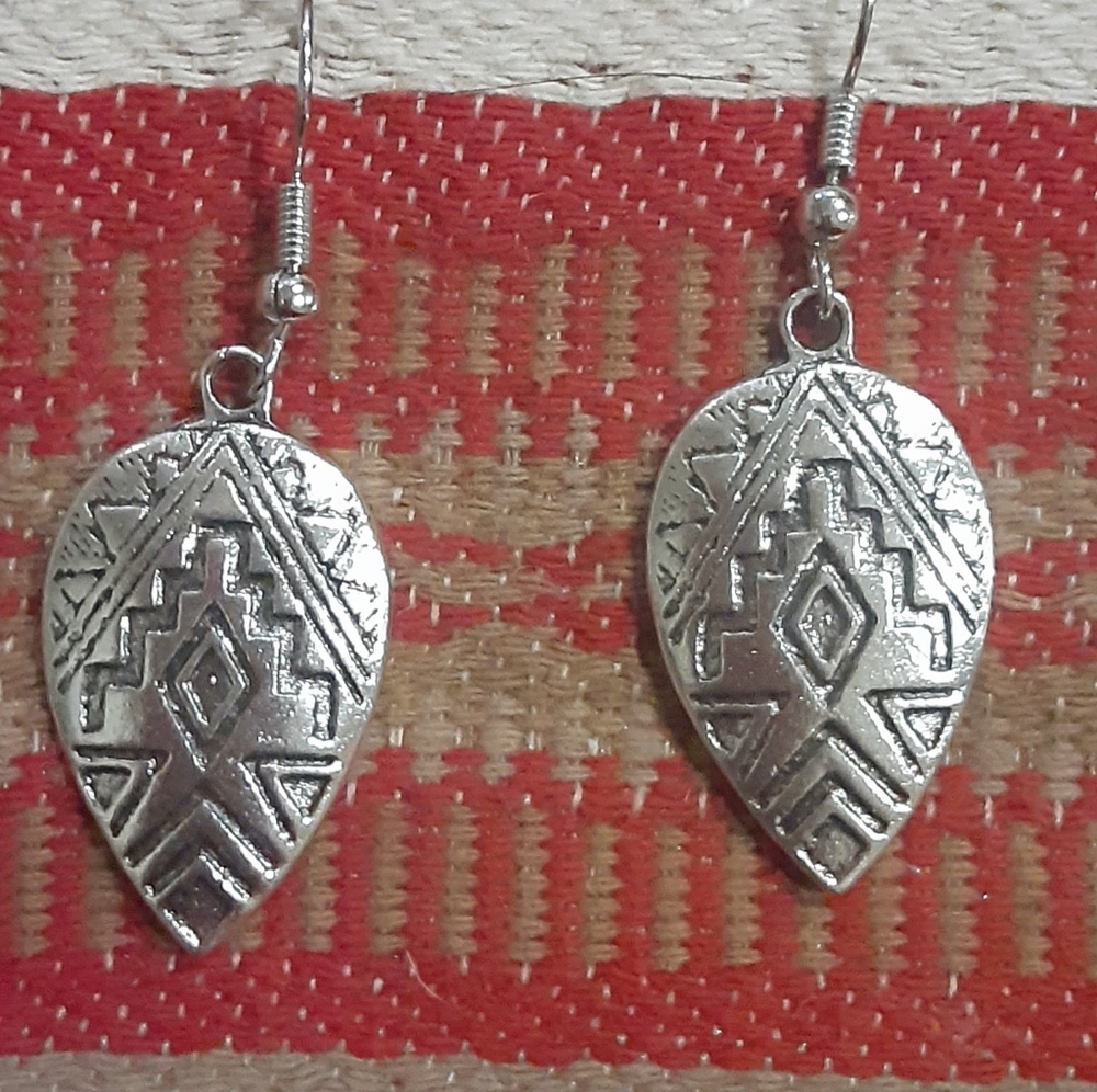 Southwestern Native American Style Etched Arrowhead Design Wire Dangle Earrings